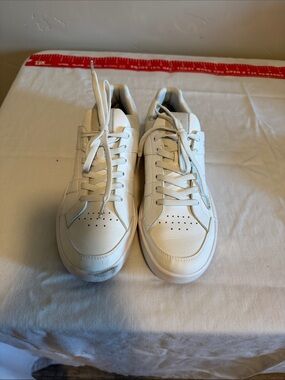 On Clouds “The Roger” tennis shoes
